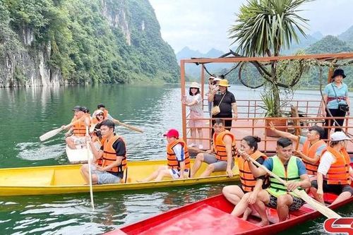 Mênh mông lòng hồ Quỳnh Nhai