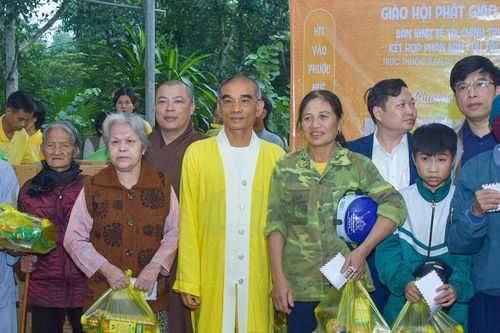 Ban Kinh tế - Tài chính T.Ư tặng quà đến người dân khó khăn tỉnh Hà Tĩnh
