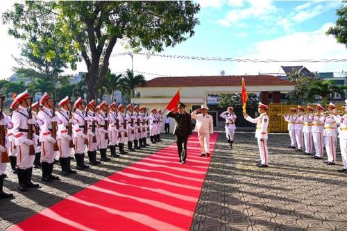 Bảo đảm an ninh trật tự, phục vụ nhân dân đón Tết an toàn, vui tươi