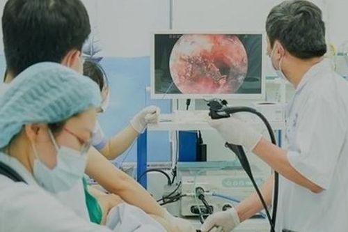 Cháu bé 29 tháng tuổi hoại tử thực quản vì nuốt phải pin cúc