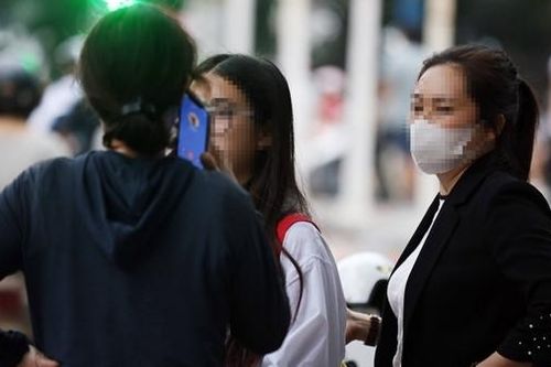 Học sinh đầu trần, kẹp ba, lạng lách; phụ huynh 'xin bỏ qua vì các cháu còn nhỏ'!