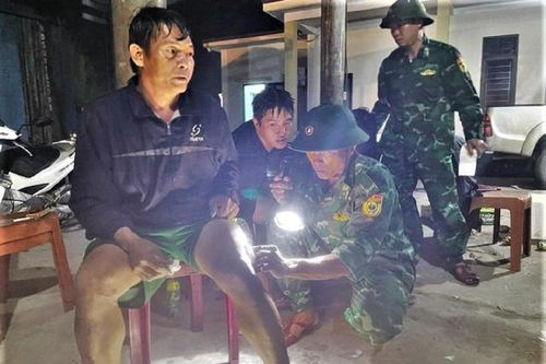 Tàu đâm vào rạn đá trong đêm, 3 ngư dân Quảng Bình may mắn thoát nạn