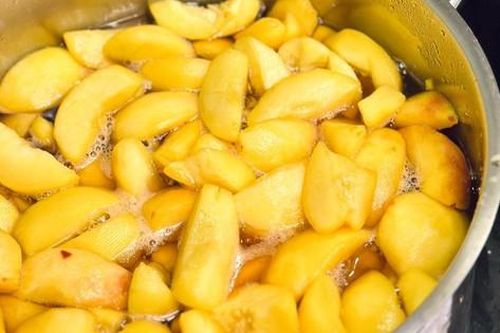 Mẹ đảm chia sẻ cách làm đào ngâm để uống trà đào như các quán cafe