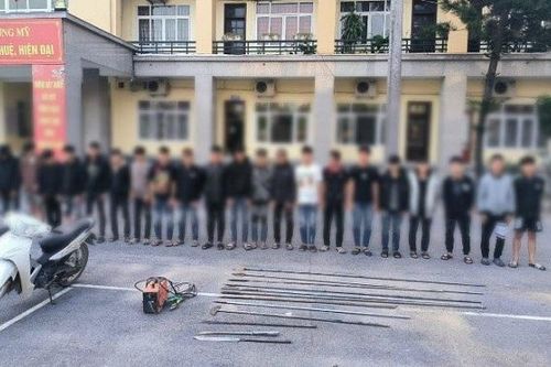 Khởi tố 16 thanh thiếu niên mang hung khí dằn mặt đối thủ