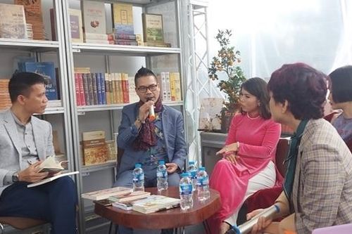 Ai mua văn, tôi bán văn cho