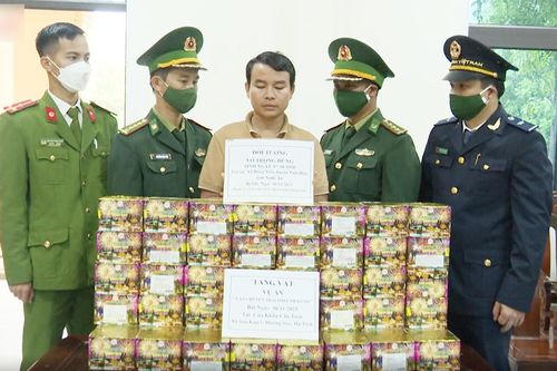 Giấu 60kg pháo nổ trong thùng xe tự chế từ Lào về Việt Nam tiêu thụ