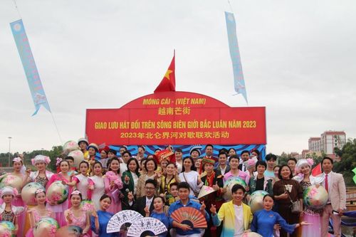 Hát đối trên sông biên giới