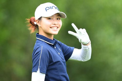 Ngắm bóng hồng xinh đẹp Chúc An trên sân golf