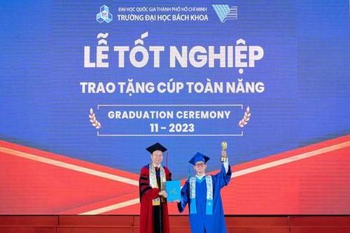 Thủ khoa trường ĐH Bách khoa (ĐHQG TP. HCM) đoạt cúp Toàn năng