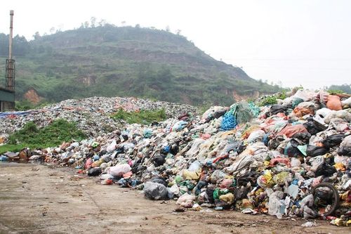 Bãi rác bốc mùi nằm gần khu dân cư