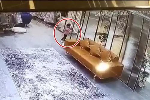 Ấn Độ: Bé gái 3 tuổi tử vong vì cửa gương đè trúng người