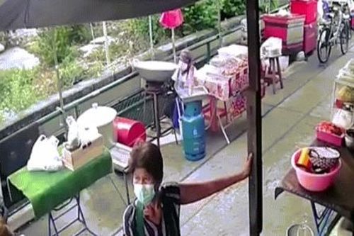 Người đàn ông bán hàng rong bị cả chảo dầu sôi đổ ập lên người