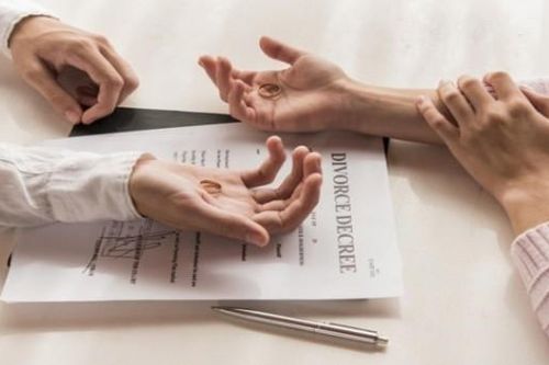 Đọc di chúc của chồng khi anh bệnh nặng, tôi quyết định ly hôn