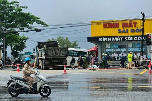 Thừa Thiên Huế: Va chạm với ô tô tải, hai vợ chồng thương vong