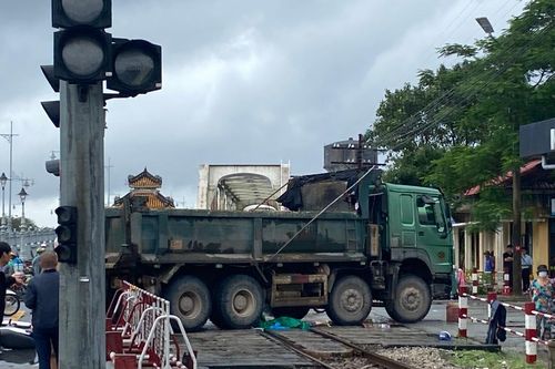 Xe ben tông 2 vợ chồng thương vong tại gác chắn đường sắt