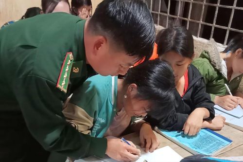 Lớp học xóa mù ở đại ngàn Pa Búa Thanh Hóa