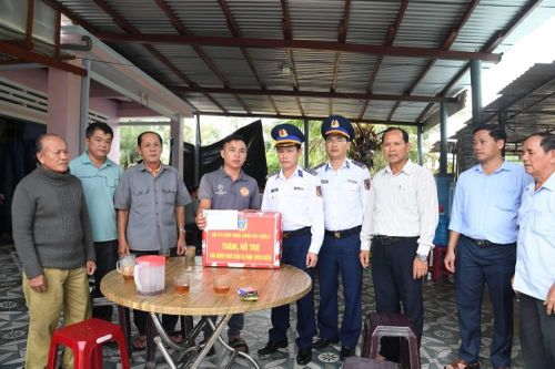 Cảnh sát biển thăm hỏi gia đình ngư dân bị nạn trên biển