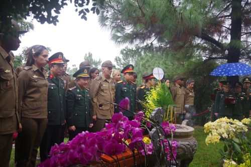 Đoàn Sĩ quan trẻ Bộ các Lực lượng vũ trang Cách mạng Cuba dâng hương, dâng hoa viếng mộ Đại tướng Võ Nguyên Giáp