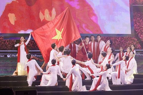 Duy Mạnh tái hiện khoảnh khắc cắm cờ Tổ quốc ở Thường Châu trong sự kiện của T&T