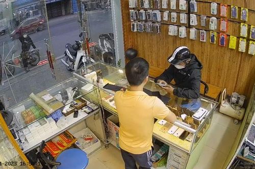 2 sinh viên đại học ở Hà Nội ham chơi rủ nhau đi cướp nhiều vụ