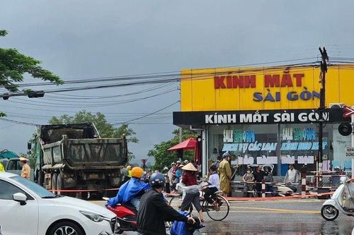 Xe máy va chạm xe tải, 2 vợ chồng thương vong tại Huế