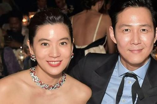 Bức ảnh Lee Jung Jae chụp cùng Bộ trưởng Bộ Tư pháp Hàn Quốc giúp cổ phiếu công ty bạn gái tăng vọt