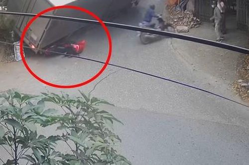 Ô tô tải trôi dốc, hai người đi xe máy thoát chết trong gang tấc