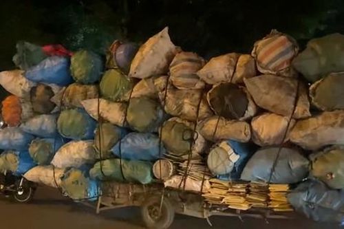Xe tự chế 'cõng' hàng cồng kềnh tung hoành trên đường phố Hà Nội