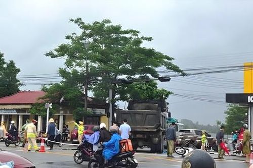 Xe máy va chạm xe tải, vợ chết tại chỗ, chồng bị thương