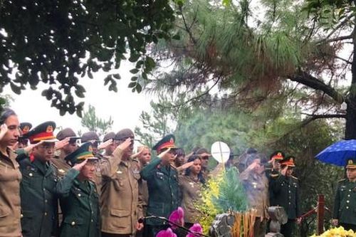 Đoàn sĩ quan trẻ quân đội Cuba viếng mộ Đại tướng Võ Nguyên Giáp