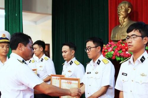 Tư lệnh Nguyễn Văn Bách biểu dương Lữ đoàn tàu chiến đấu mặt nước