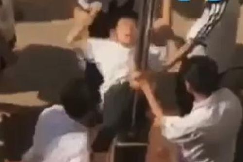 Vụ nam sinh Hà Nội bị nhóm bạn thúc vùng nhạy cảm vào cột: Phê bình hiệu trưởng