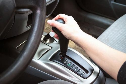6 sai lầm cần tránh khi lái xe ô tô số tự động