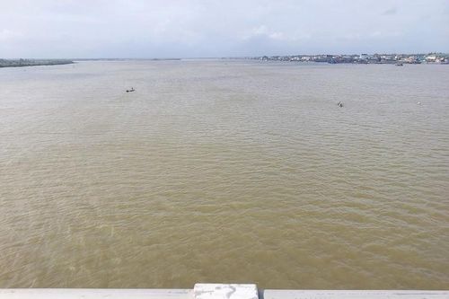 Ngư dân cứu sống người phụ nữ nhảy cầu Cửa Việt