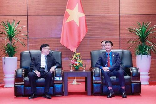Đại diện Tổng Công hội Trung Quốc chúc mừng Đại hội XIII Công đoàn Việt Nam