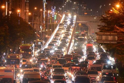 Đường phố Hà Nội ùn tắc, hỗn loạn từ sáng đến tối vì mưa