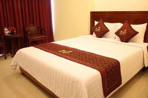 Vì sao khách sạn trải 1 mảnh vải ngang giường, 90% không biết lý do