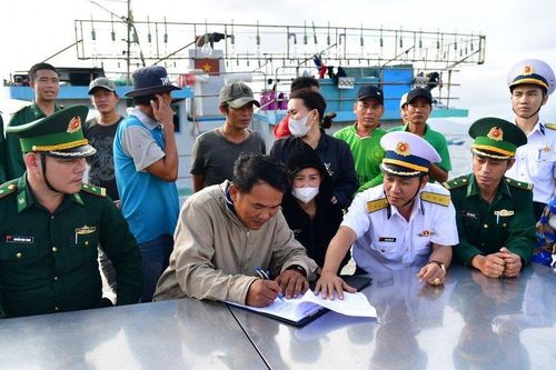 Vùng 4 Hải quân bàn giao tàu cá Bình Định và 14 ngư dân