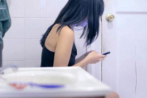 Tại sao chúng ta không nên sử dụng điện thoại trong nhà vệ sinh?