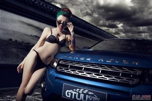 Mỹ nữ khoe dáng chuẩn bên Range Rover
