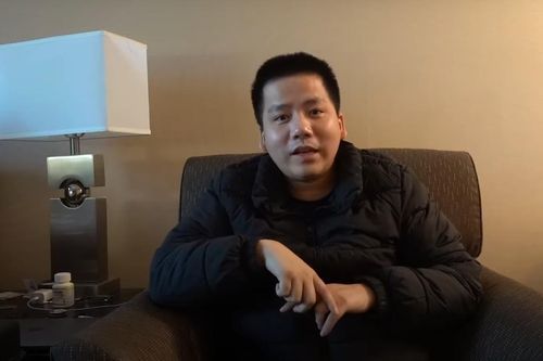 Khoa Pug vô tình để lộ chân dung nữ cameraman khi về Việt Nam, diện mạo ra sao?