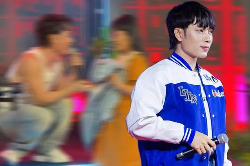 Thấy khán giả nhí hát cực sõi bản hit của mình, Trúc Nhân trao tặng quà ngay trên sân khấu