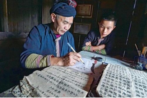 Những người gìn giữ mạch nguồn văn hóa tộc người