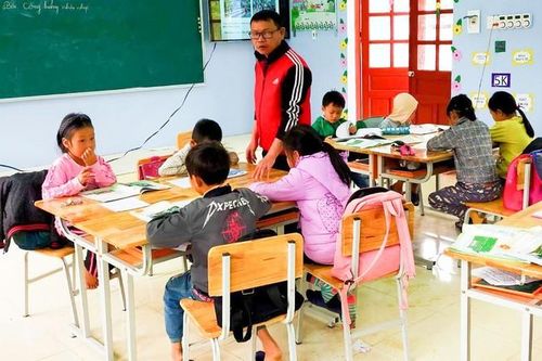 Những thầy cô giáo lỡ 'phải lòng' trẻ vùng cao