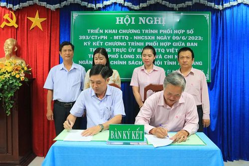 UBMTTQVN TP. Long Xuyên và Chi nhánh Ngân hàng Chính sách xã hội tỉnh An Giang ký kết chương trình phối hợp