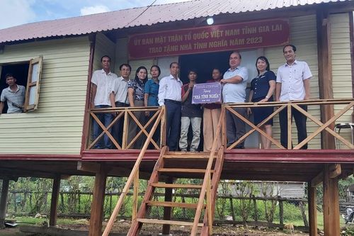 Bàn giao nhà cho hộ nghèo huyện Kbang và Krông Pa