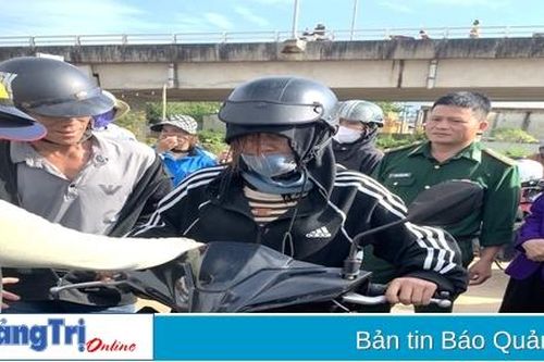 Ngư dân tiếp tục cứu người phụ nữ nhảy cầu Cửa Việt