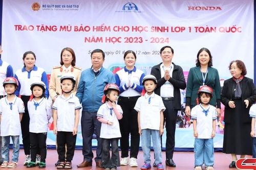Trao tặng 184 mũ bảo hiểm Honda cho học sinh lớp 1