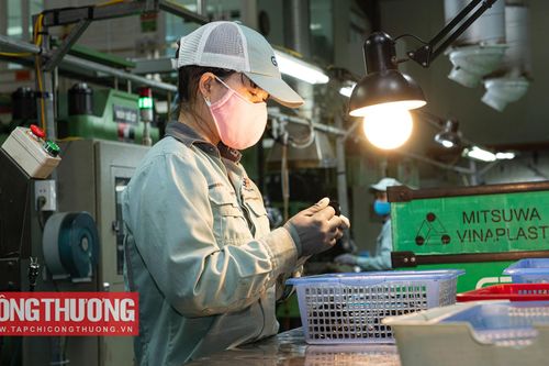 Chỉ số PMI tiếp tục giảm, ngành sản xuất đối diện khủng hoảng nhu cầu yếu