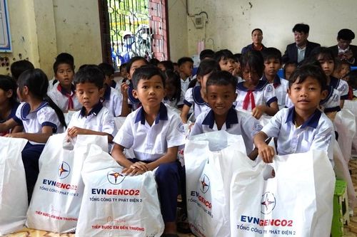 EVNGENCO2 trao quà cho 400 học sinh khó khăn tại Bình Phước và Quảng Trị